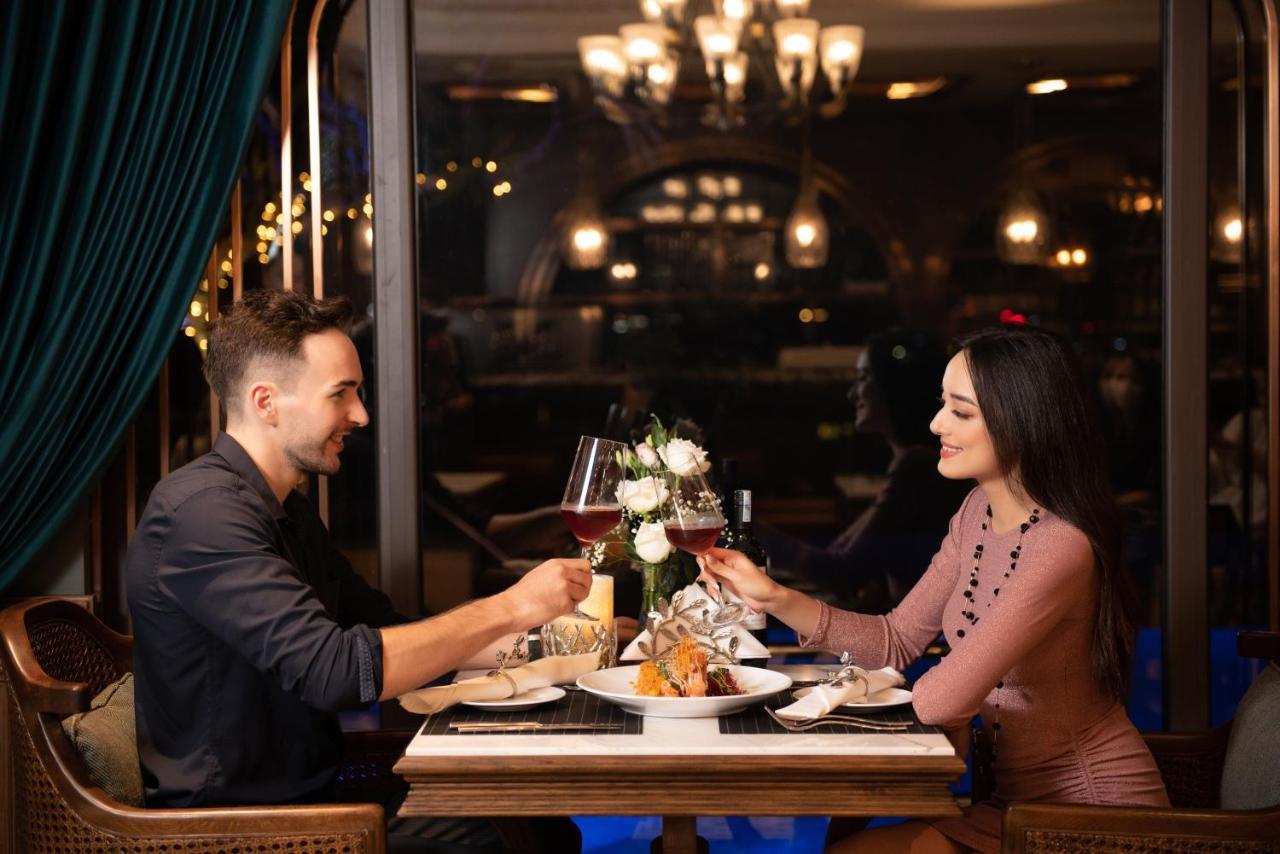 Peridot Grand Luxury Boutique Hotel Hanoj Exteriér fotografie A couple dining at a restaurant