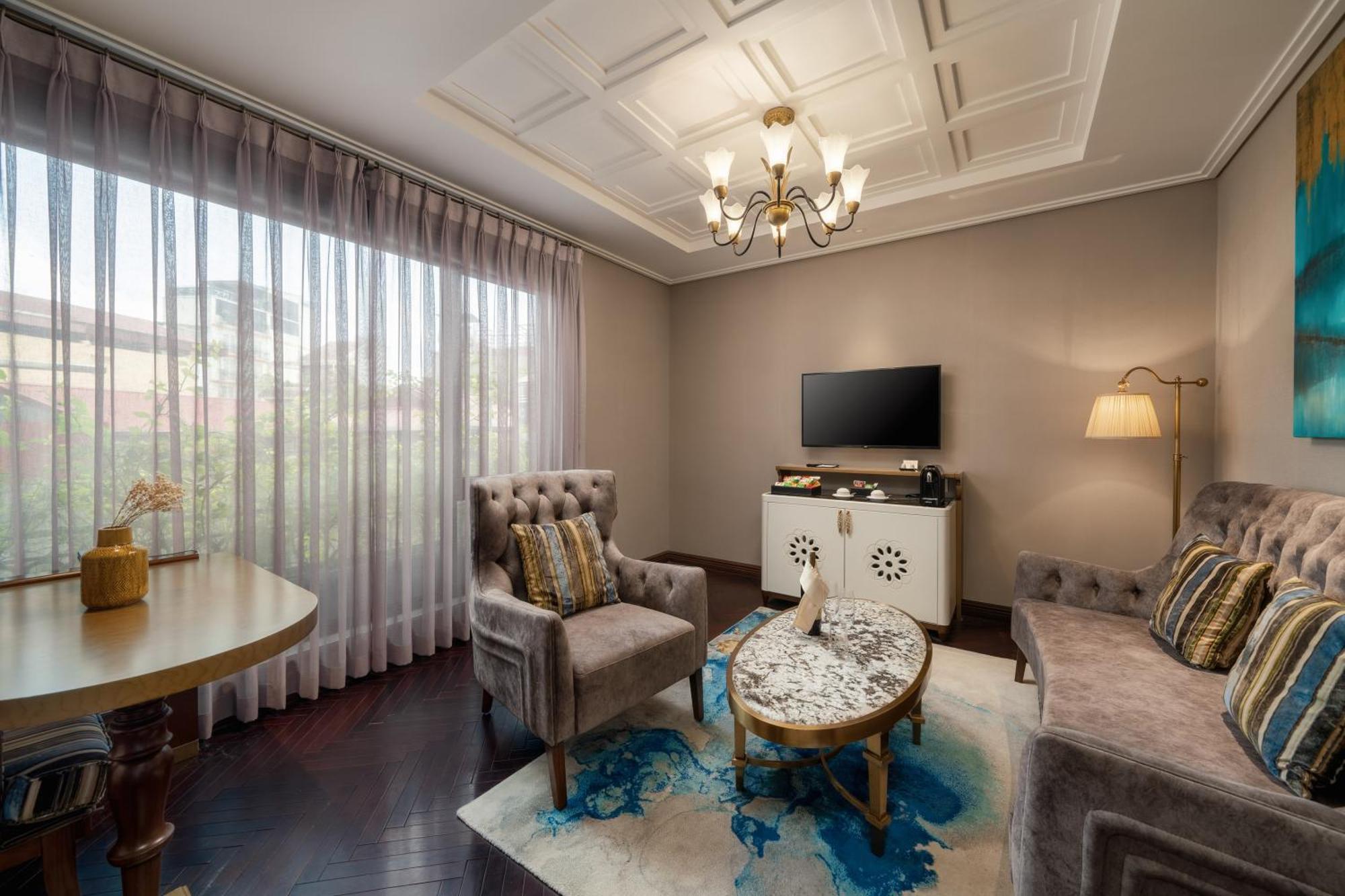 Peridot Grand Luxury Boutique Hotel Hanoj Exteriér fotografie A living room in a suite at the hotel